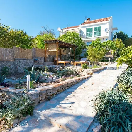 別荘 Holiday Home Loviste *