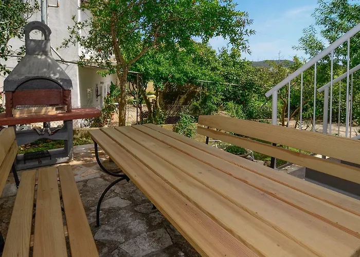 Holiday Home Loviste 別荘 *