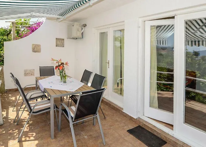 Holiday Home Loviste 別荘