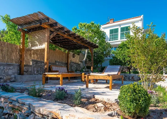 Holiday Home Loviste 別荘