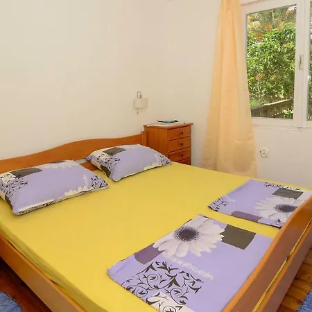 Holiday Home Loviste * Loviste
