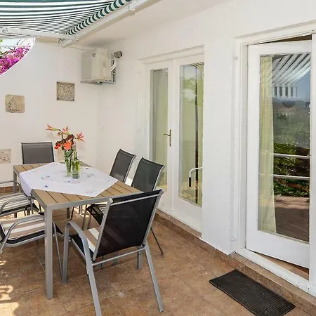 Holiday Home Loviste Dom wakacyjny