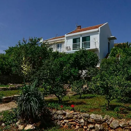 בית נופש Holiday Home Loviste לוביסטה