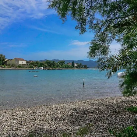 Holiday Home Loviste * Loviste