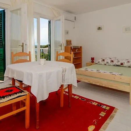 Holiday Home Loviste Holiday home *