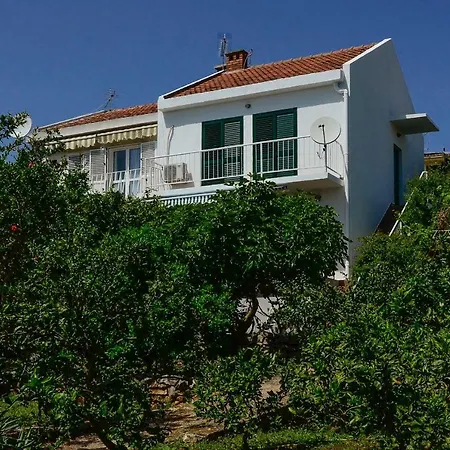 Holiday Home Loviste * לוביסטה