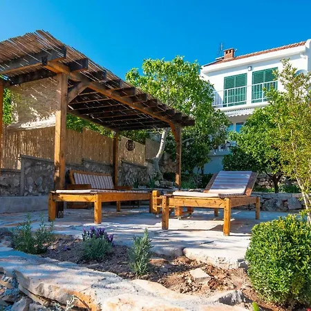 Holiday Home Loviste בית נופש