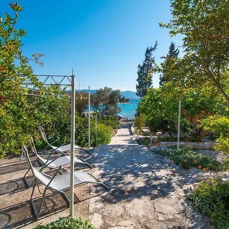 Holiday Home Loviste Dom wakacyjny