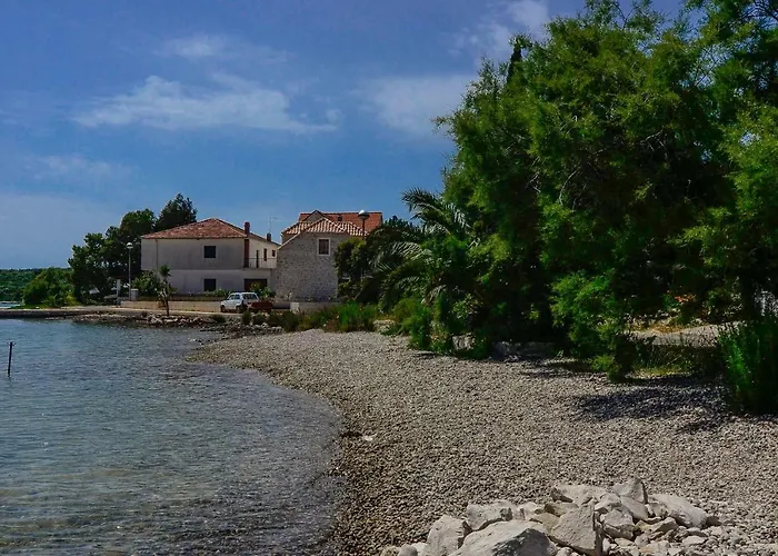 בית נופש Holiday Home Loviste לוביסטה