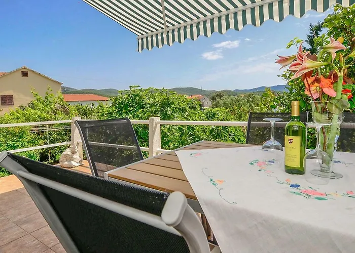 Holiday Home Loviste לוביסטה