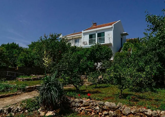 בית נופש Holiday Home Loviste לוביסטה