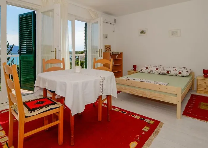 Holiday Home Loviste בית נופש *