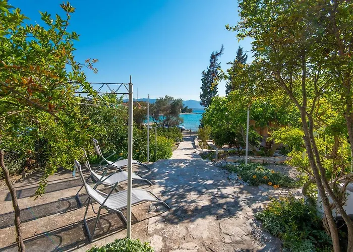 Holiday Home Loviste בית נופש