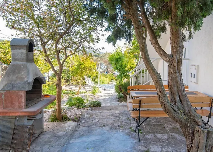 Holiday Home Loviste לוביסטה