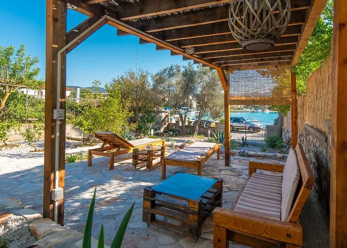 Holiday Home Loviste בית נופש *