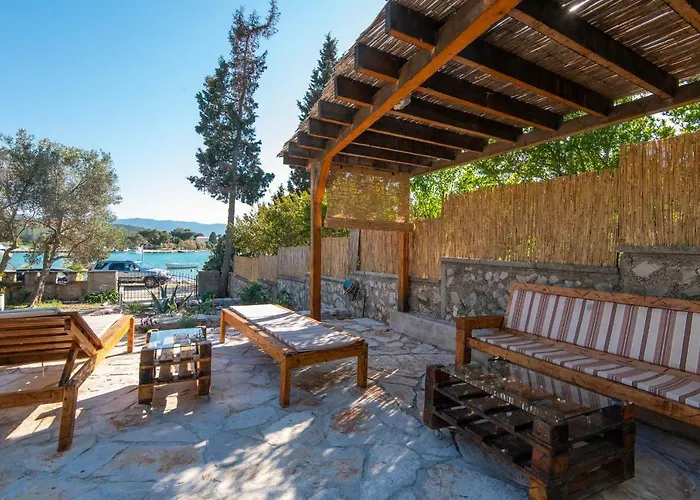 Holiday Home Loviste בית נופש לוביסטה